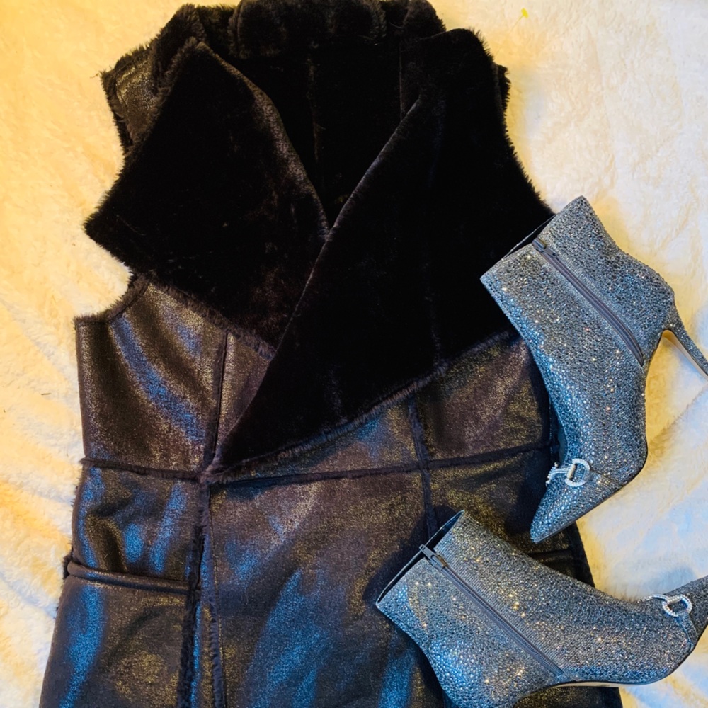 Sisters - Trendy Black ultra-plush waist vest